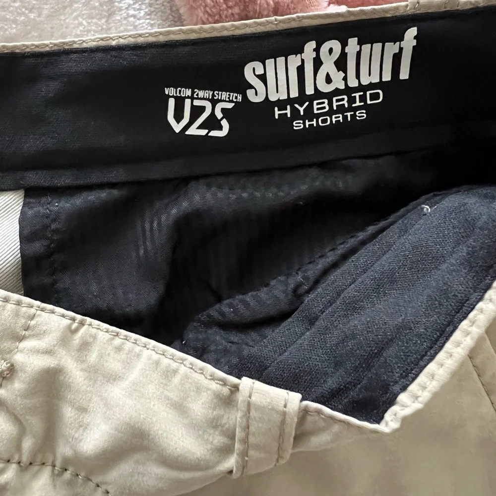Volcom Men’s Shorts - Picture 3 of 3